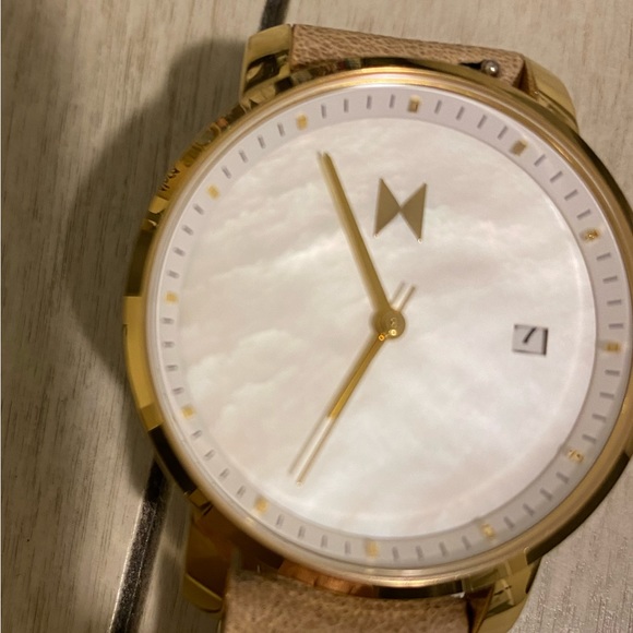 MVMT watch - beige beautiful white textured back - Picture 4 of 6